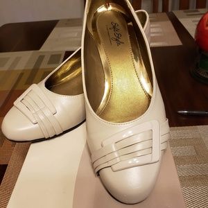 Women’s 9  Extra Wide Width Ivory Dress Shoes
